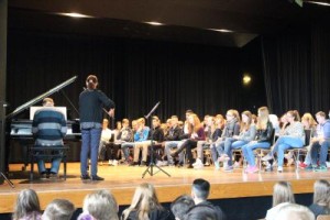 Klassik im Klassenzimmer: Agniecka Pacewicz (Geige) und Artur Pacewicz (Flügel) vor Publikum auf und vor der Bühne