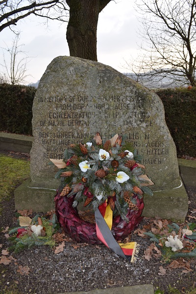 tschland-Stein von vorne, Inschrift erinnert an 23 tote KZ-Häftlinge