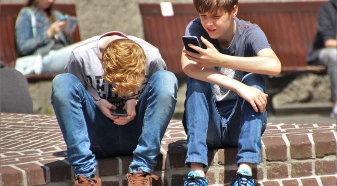 2 Jungen am Handy