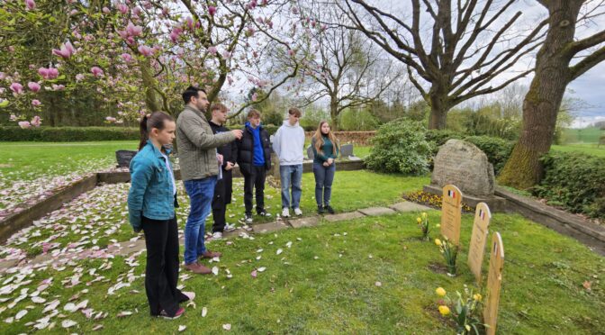 Schüler gedenken auf dem Friedhof in Münchehof am "Tschland-Stein"