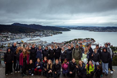 Schülergruppe vor norwegischer Küste